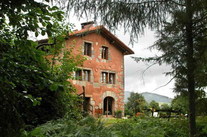 Alojamiento y desayuno para 2 personas, con Terraza además de Jardín y Vistas en Navarra