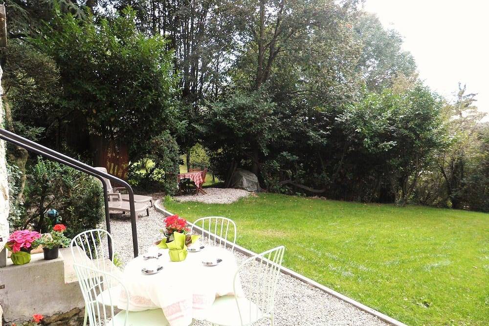 Appartement entier, Plein Coeur Vieille Ville Annecy, place du Château, 41 m2, jardin privatif in Annecy, Annecy (commune)
