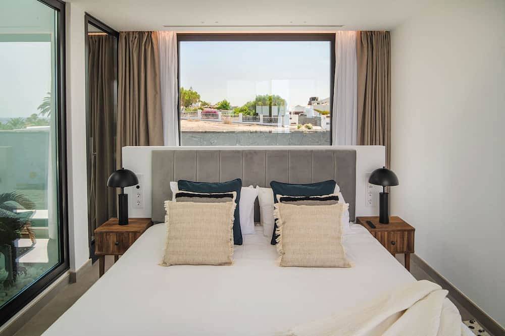 Avasarala | Una lujosa villa de 3 dormitorios con una piscina de 20 metros in Puerto Calero, Yaiza
