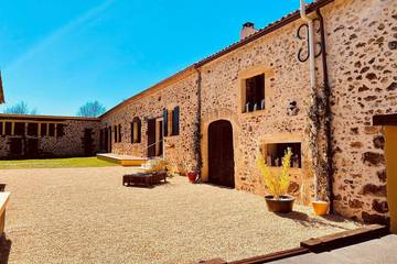Gîte pour 12 personnes, avec jardin à Capdrot