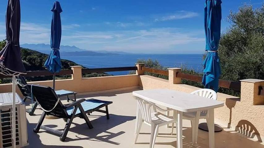 Location de vacances pour 3 personnes, avec vue et terrasse à Canari