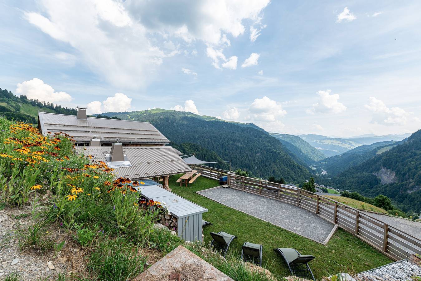 Chalet 'Gite Les Clapières - Petite Partie' avec vue sur montagne, terrasse privée et jardin partagé in La Giettaz, Région d'Albertville