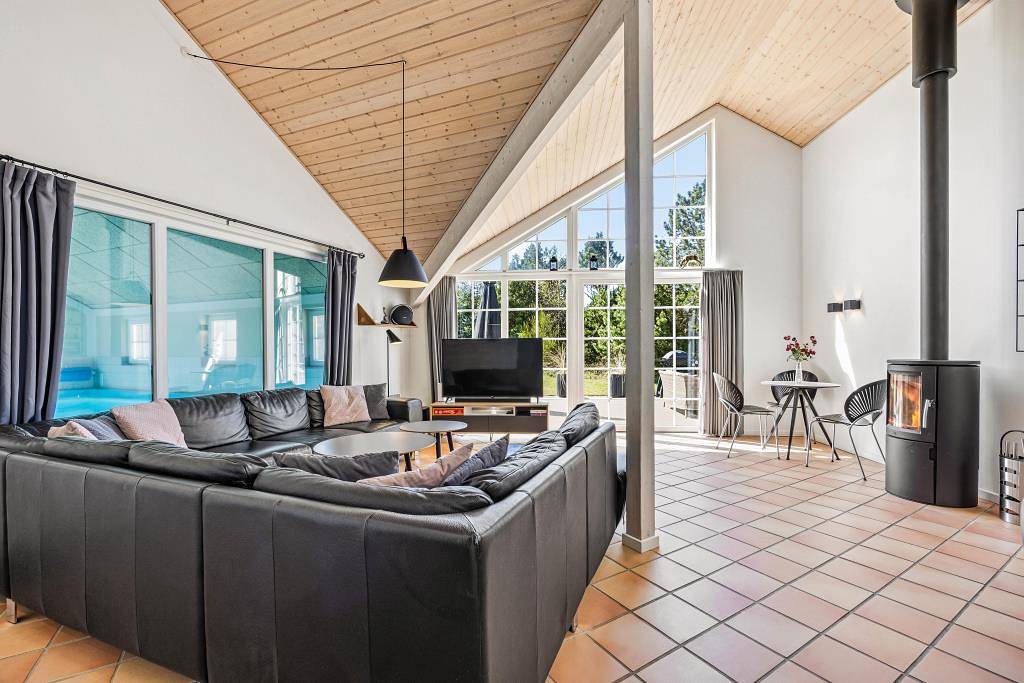 Your holiday home in Blåvand with pool, sauna and room for 12 in Blavand, Varde Region