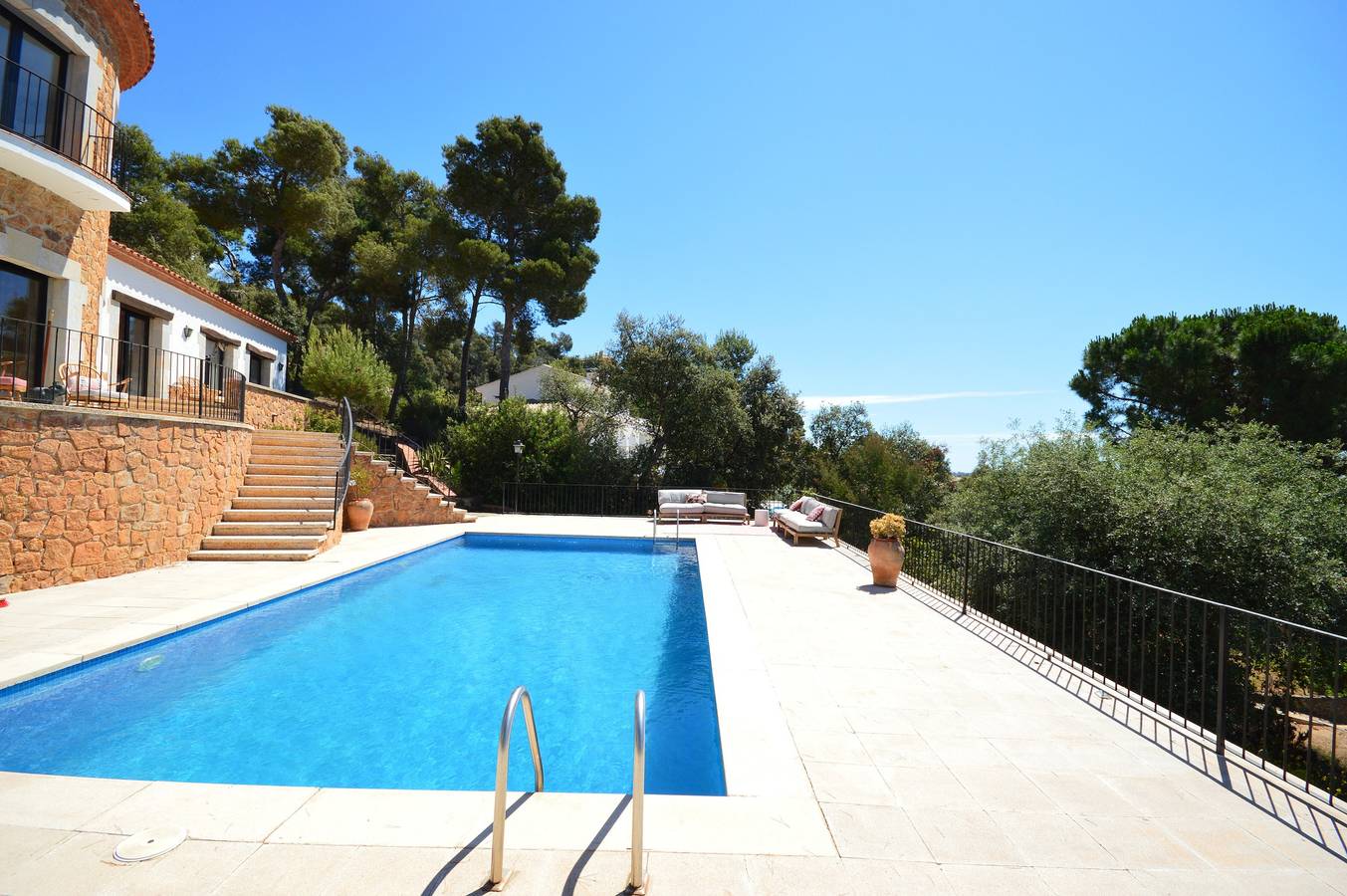 Villa 'Torre Cal Sada' con vistas a la montaña, Wi-Fi y aire acondicionado in Vall-llobrega, Costa Brava
