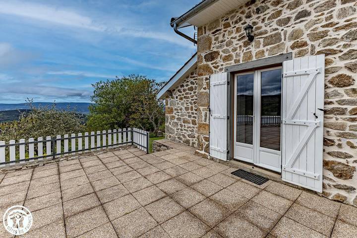 Gîte pour 4 personnes, avec jardin à Valcivières