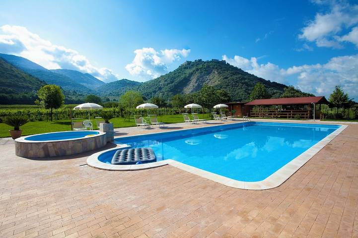 Appartement de vacances pour 5 personnes, avec Jacuzzi et Terrasse ainsi que Jardin et Piscine à Bassiano