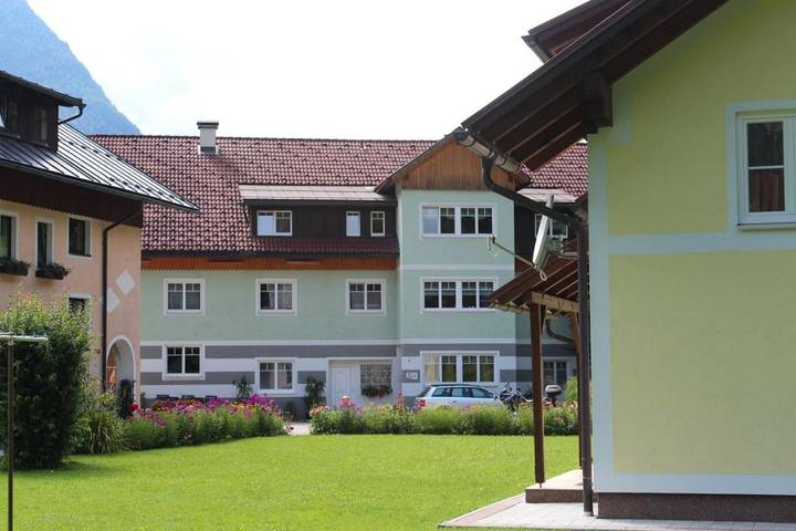 Ferienwohnung für 2 Personen, mit Balkon und Garten sowie Pool und Sauna in Obertraun