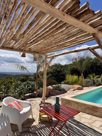 Gîte pour 4 personnes, avec piscine ainsi que jardin et vue à Faugères