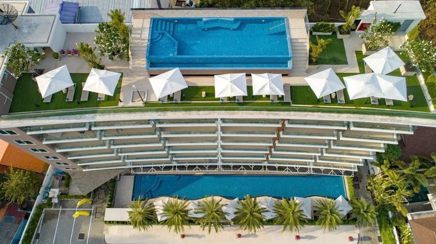 Hôtel pour 3 personnes, avec balcon ainsi que vue et piscine