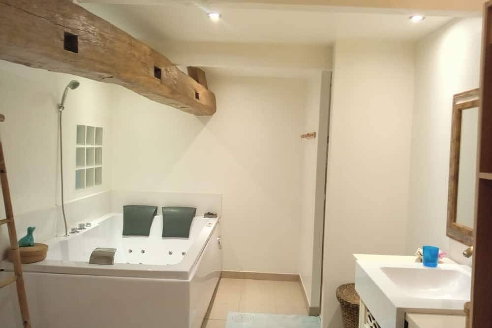 Au calme, très agréable maison familiale proche du superbe étang de Chancelade in Charensat, Puy-de-Dôme
