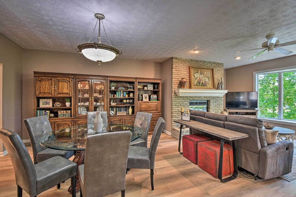 Ganze Wohnung, Resort-Style Condo w/ Balcony on Lake Keowee in Lake Keowee