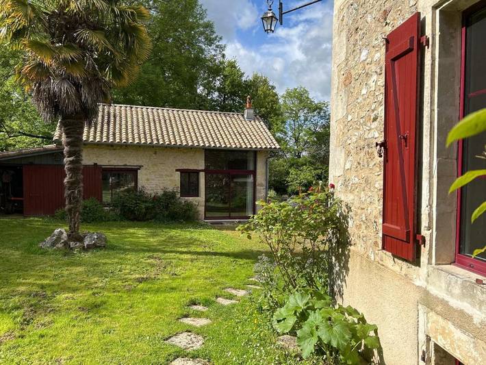 Gîte pour 2 personnes, avec jardin ainsi que vue et terrasse à Souvigné