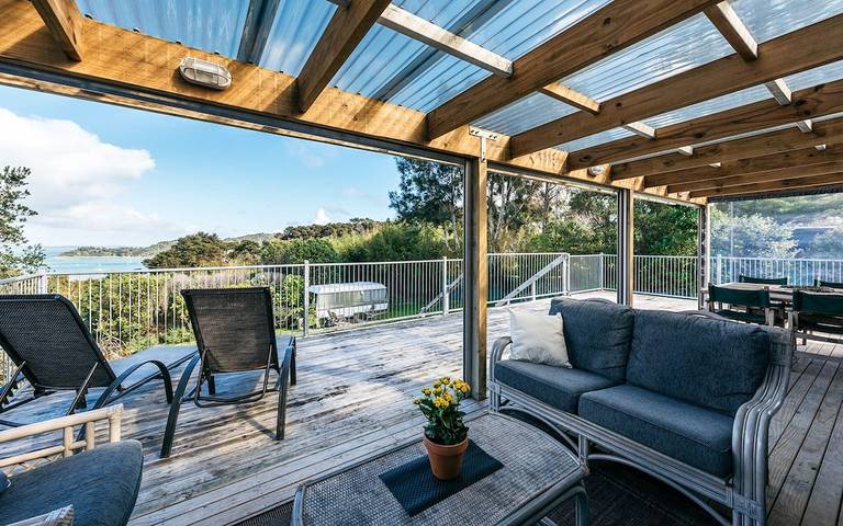 Holiday home for 4 people, with garden and balcony, with pets in Waiheke Island