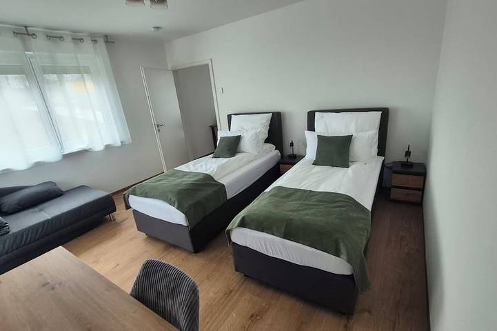 Ganze Wohnung, Apartments Seibel  ‌Doppel-/Zweibettzimmer mit Küche und Wintergarten in Sondelfingen, Reutlingen
