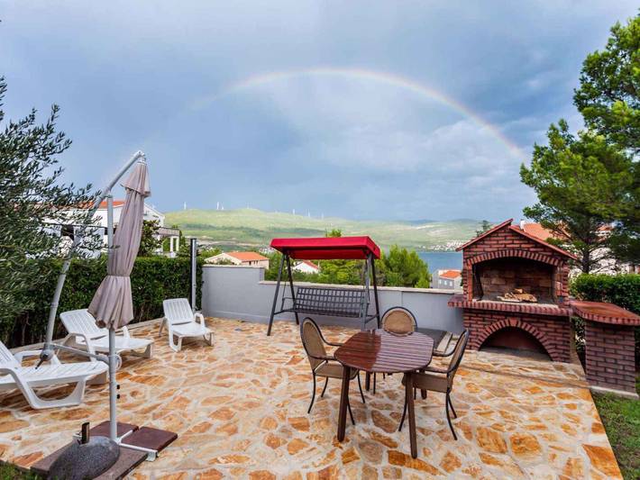 Ferienhaus mit Terrasse und Meerblick  in Pridraga, Donji Karin