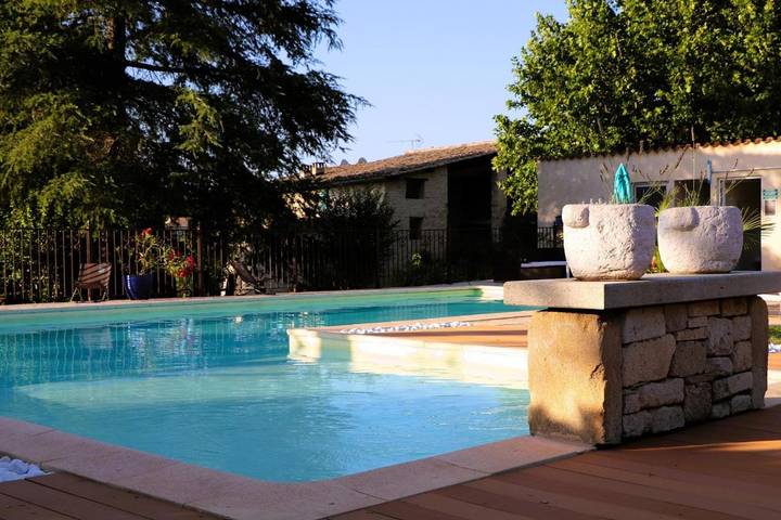 Gîte pour 2 personnes, avec piscine ainsi que jardin et vue à Niozelles