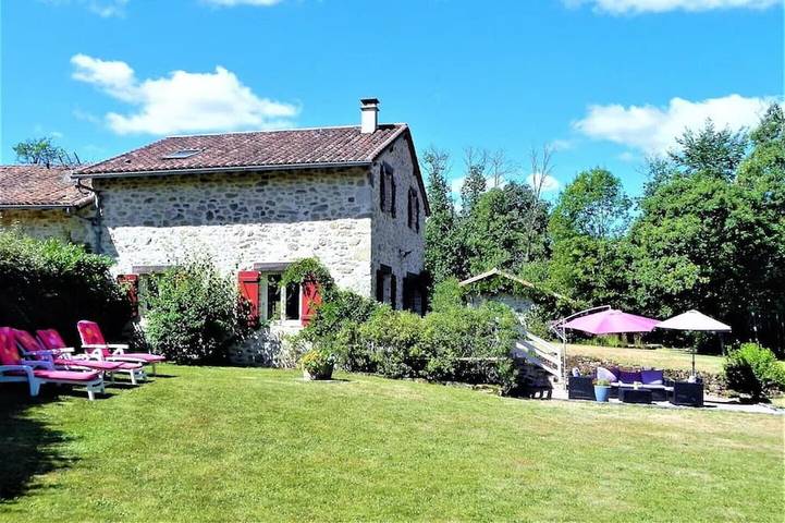 Gîte pour 4 personnes, avec jardin et terrasse, animaux acceptés à Abjat-sur-Bandiat