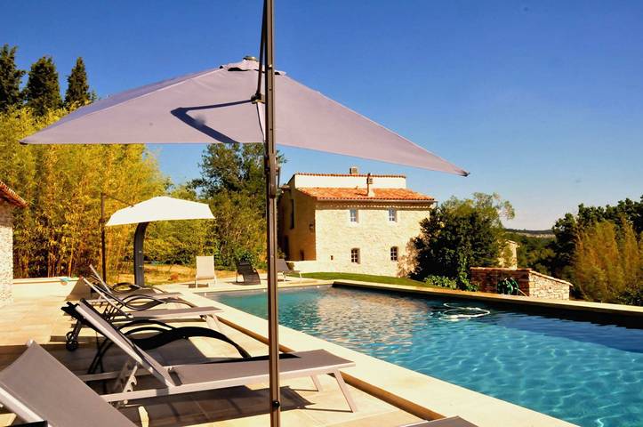 Gîte pour 14 personnes, avec terrasse ainsi que piscine et jardin