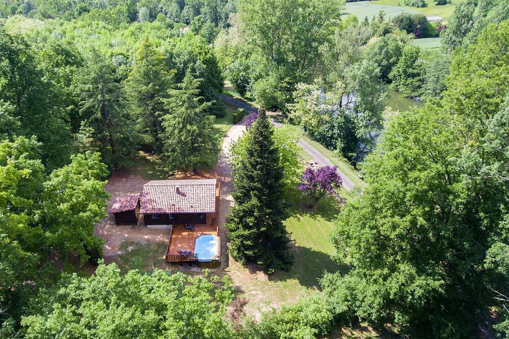 Chalet cerca del río en un parque arbolado y piscina climatizada in Saint-Antonin-Noble-Val, Tarn y Garona