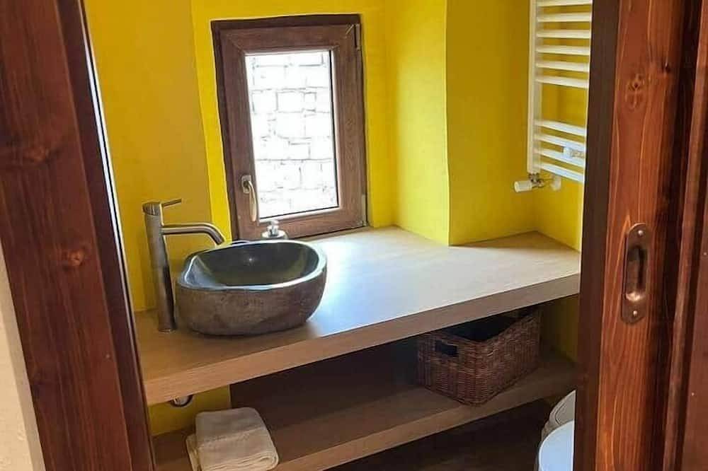 Hel leilighet, A Yellow Primrose in the hamlet in Montecchio, Provinsen Terni