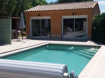 Gîte pour 2 personnes, avec terrasse ainsi que piscine et jardin, animaux acceptés dans le Vaucluse