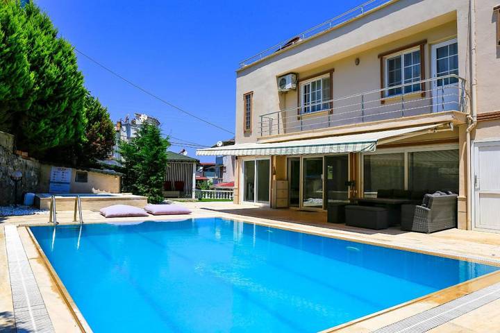 Villa pour 8 personnes, avec jacuzzi ainsi que piscine et jardin à Kusadasi