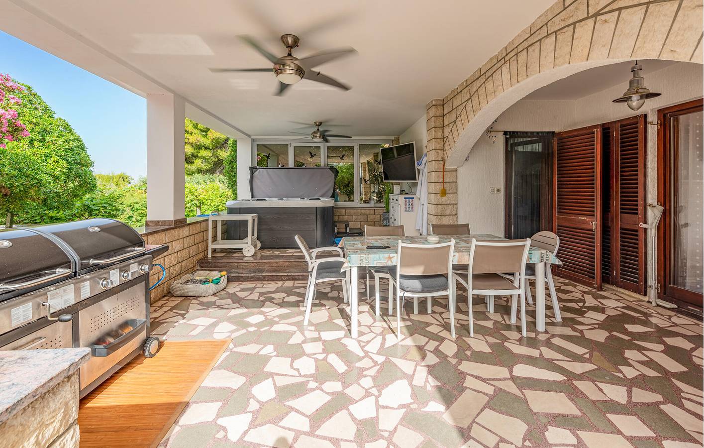 Apartment am Meer mit Terrasse, Küche und WLAN – nur 400 m vom Strand entfernt! in Povljana, Pag