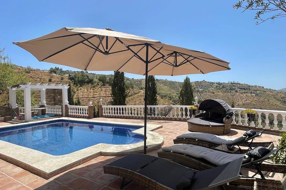 Villa  with 3 bedrooms and 4  bathrooms  and big private swimming pool in Cómpeta, Málaga Province