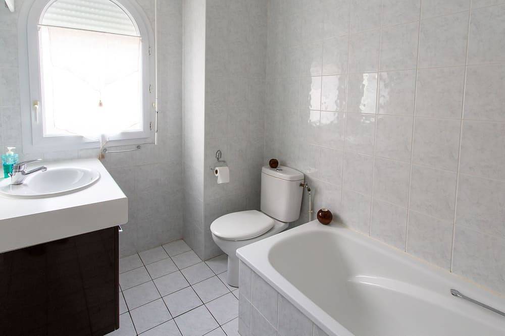 Entire apartment, Anglet T2 Classified 3 * - Beaches / Forest, Comfortable, Terrace 25m2, Equip. baby in Anglet, Bayonne region