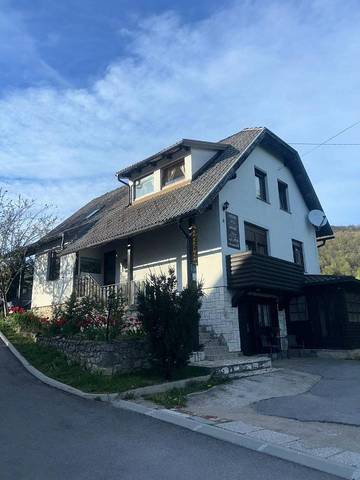 Gîte pour 3 personnes, avec balcon et vue, animaux acceptés dans Poljanak