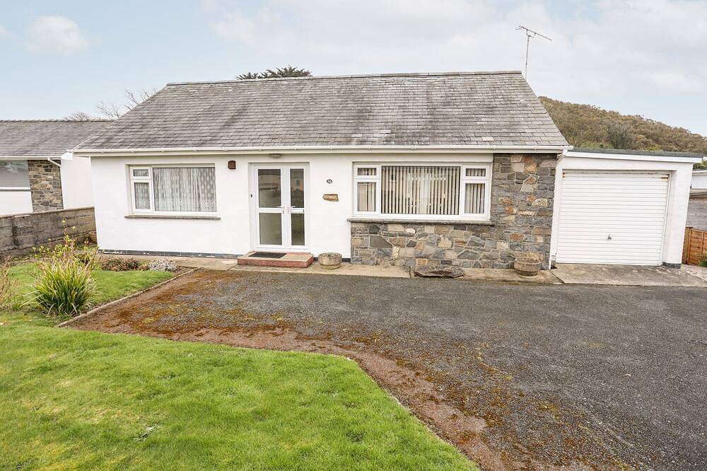 Bro Mebyd, pet friendly, country holiday cottage in Criccieth in Criccieth, Gwynedd