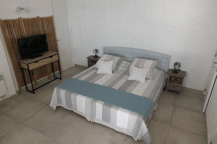 Gîte pour 2 personnes, avec terrasse ainsi que jardin et piscine à Èze - 3