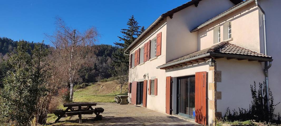 Gîte pour 6 personnes, avec Terrasse ainsi que Jardin et Vue