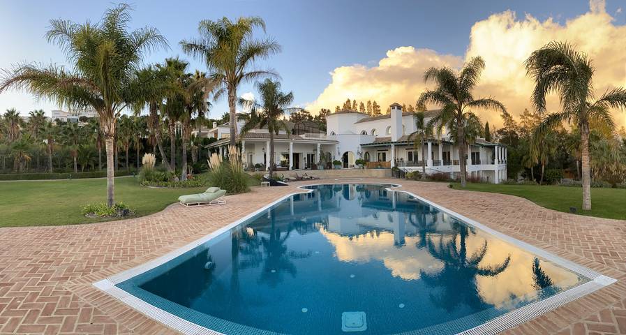 Casa de vacaciones para 10 personas, con Balcón y Jacuzzi además de Terraza y Jardín en Benalup-Casas Viejas