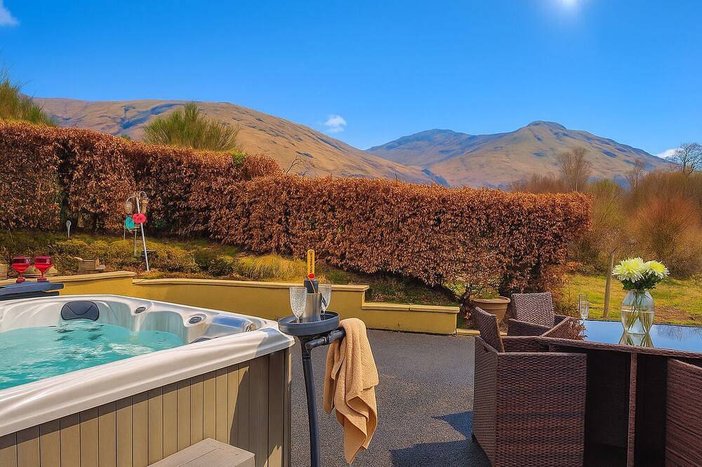 Highland Getaway w/ Hot Tub, Cinema & Log Fire in Loch Lomond, Argyll & Bute