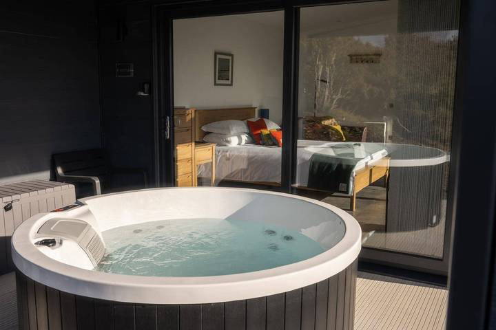 Log cabin for 2 people, with lake view and terrace as well as garden, with pets in Scotland