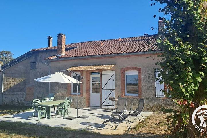 Location de vacances pour 8 personnes, avec jardin à Fréjairolles