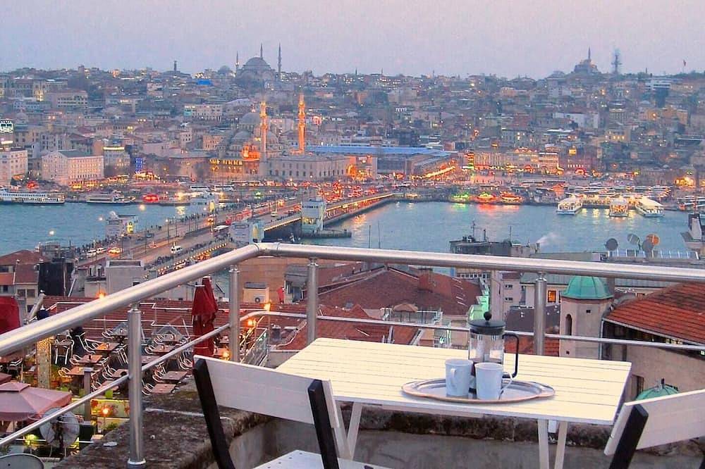 Entire apartment, Airy style, amazing terrace views in Galata! in Beyoğlu, Istanbul