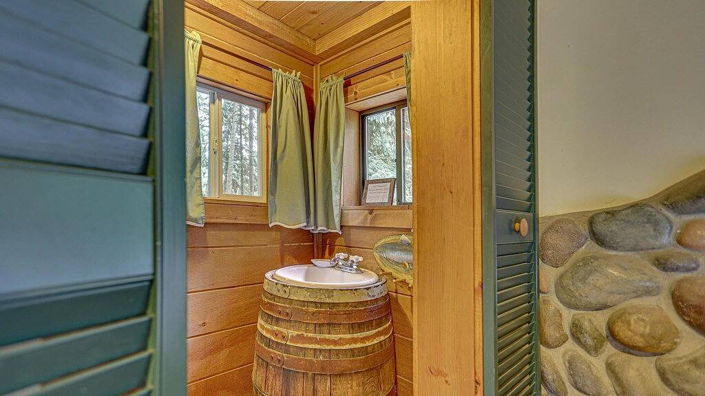 Charming Dream Catcher Cabin, riverfront, fireplace, hot tub, Bbq, dogs welcome in Welches, Mount Hood