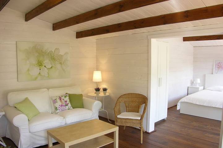 Gîte pour 3 personnes, avec terrasse ainsi que jardin et piscine