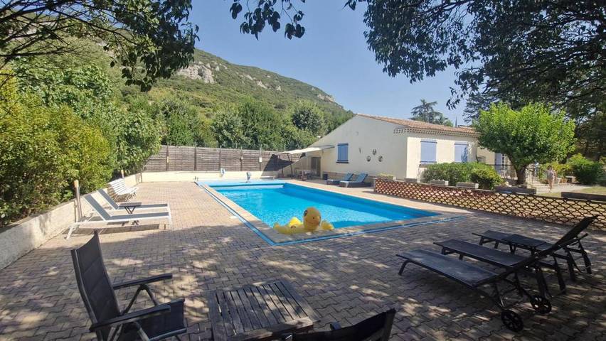 Location de vacances pour 8 personnes, avec jardin ainsi que vue et piscine à Seynes - 2