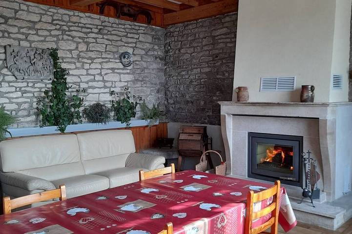 Gîte pour 4 personnes, avec jardin à Viserny