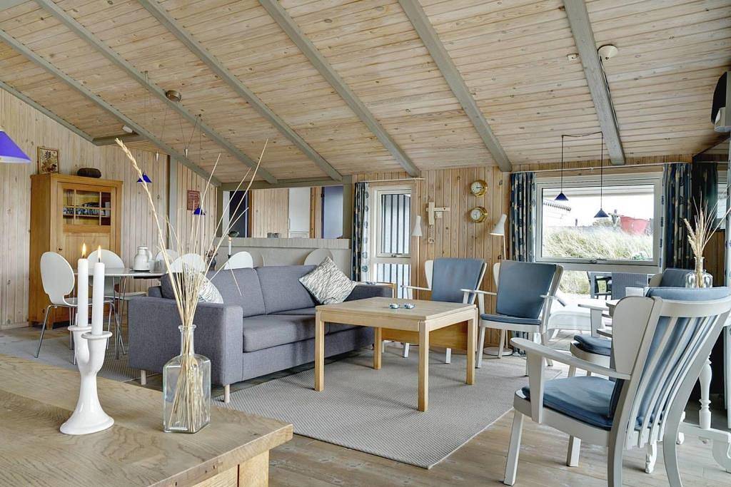 Dieses sehr gepflegte Ferienhaus befindet sich auf einem schönen, hügeligen Naturgrund in ruhiger Umgebung.  in Henne, Varde