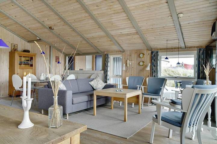 Dieses sehr gepflegte Ferienhaus befindet sich auf einem schönen, hügeligen Naturgrund in ruhiger Umgebung.  in Henne, Varde