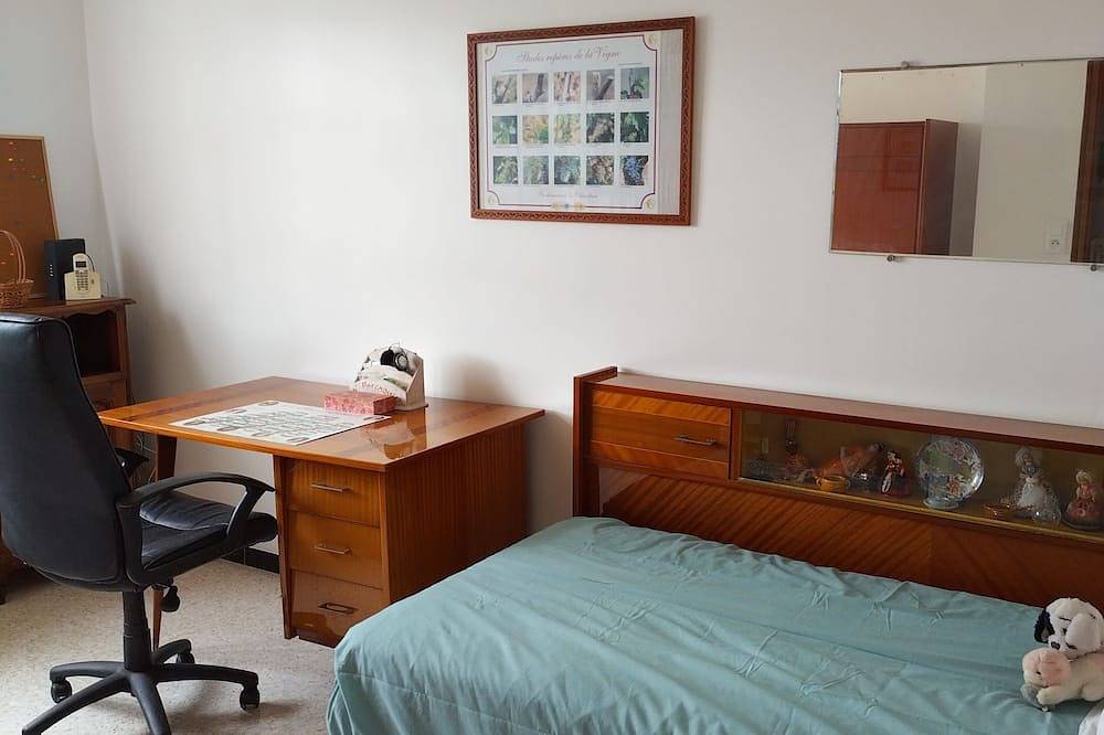 First floor of house for 4 with swimming pool 20 minutes from the sea  in Pierrefeu-du-Var, Toulon regio
