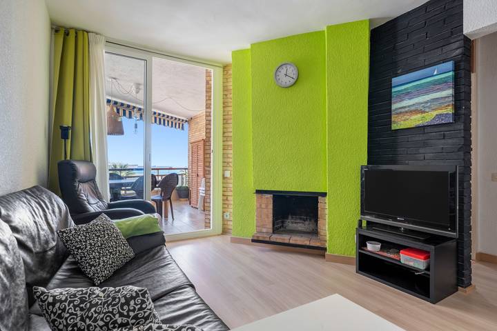 Apartamento entero, Apartamento 'Tirreno 304' con vistas al mar, terraza privada y Wi-Fi in Platja de la Pineda, Costa Dorada