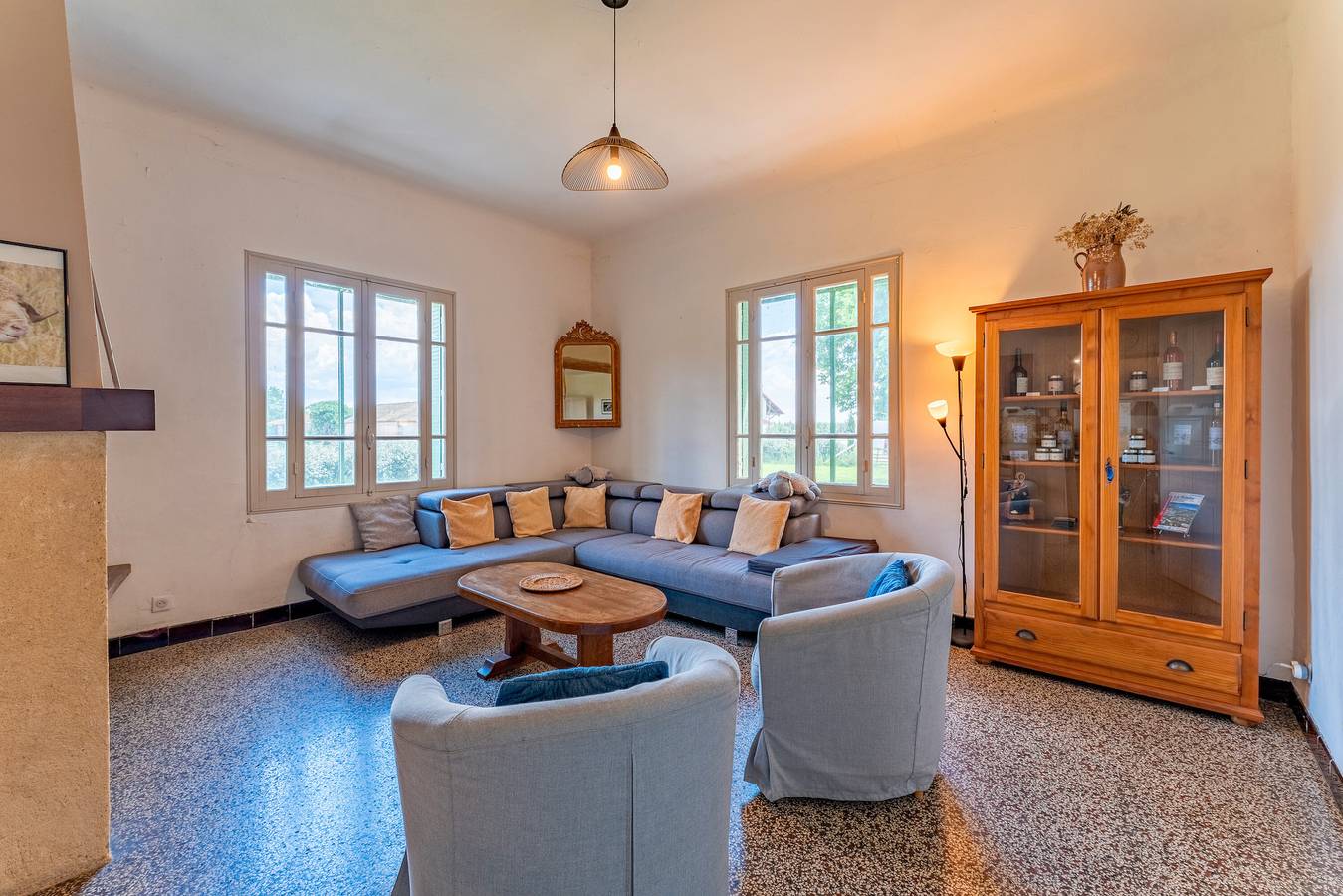 Country House 'Le Chambonnet' with Private Garden and Wi-Fi in Saint-Martin-de-Crau, Arles region