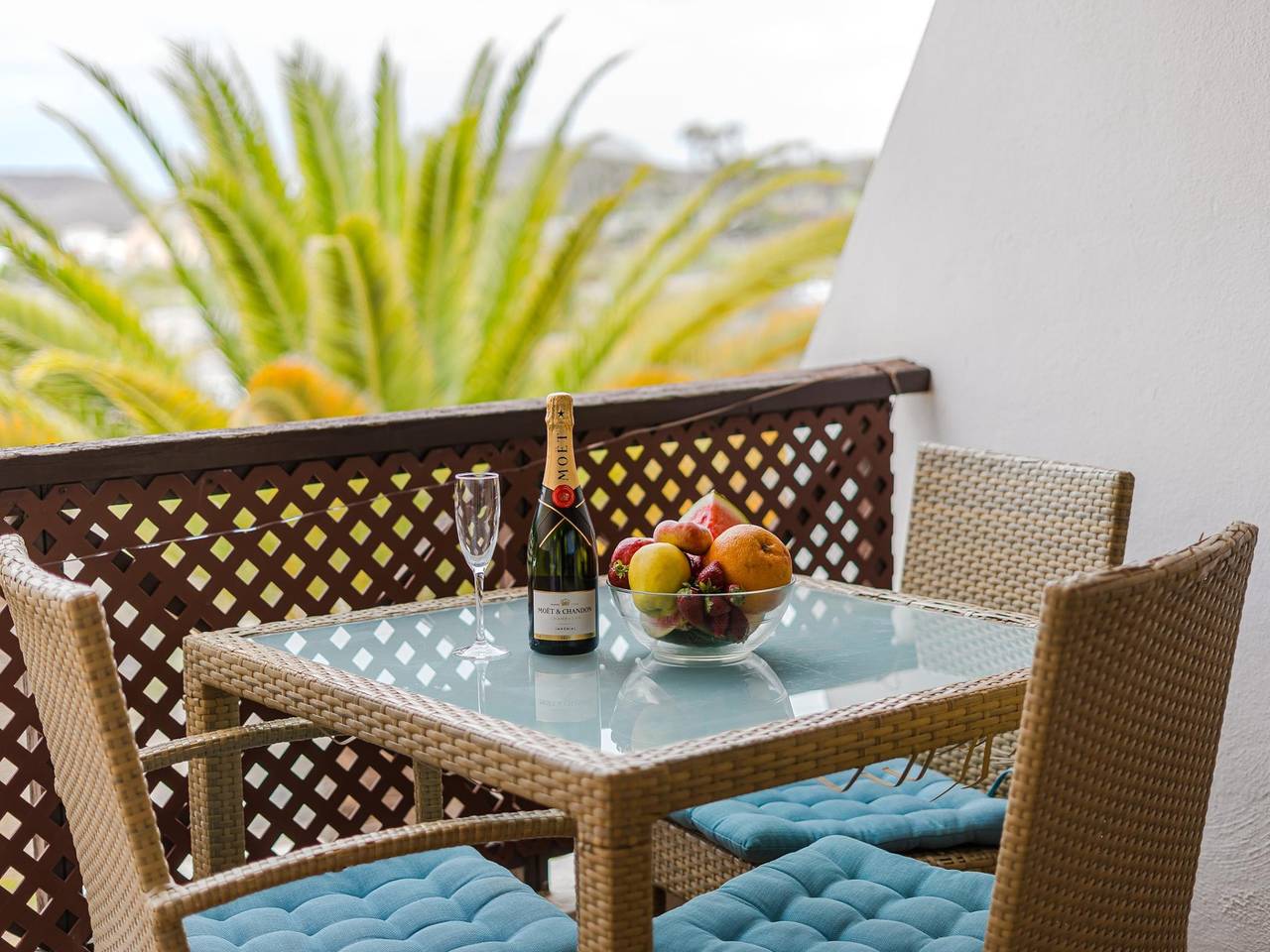 Entire holiday apartment, Cozy Apartment with Pool & Balcony, 900m to Beach in Las Adelfas, San Miguel de Abona