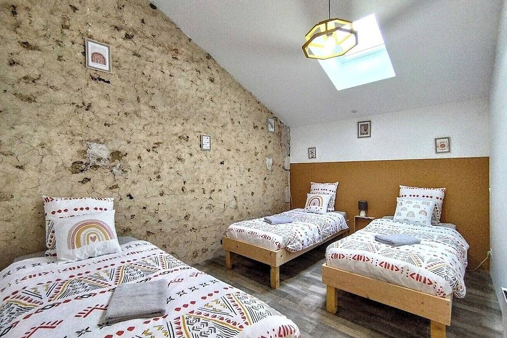 L'Orée des Bois, 40 pers été/28 pers hiver 3 gites Piscine/Sauna/Jacuzzi in Celle-Lévescault, Vienne (France)