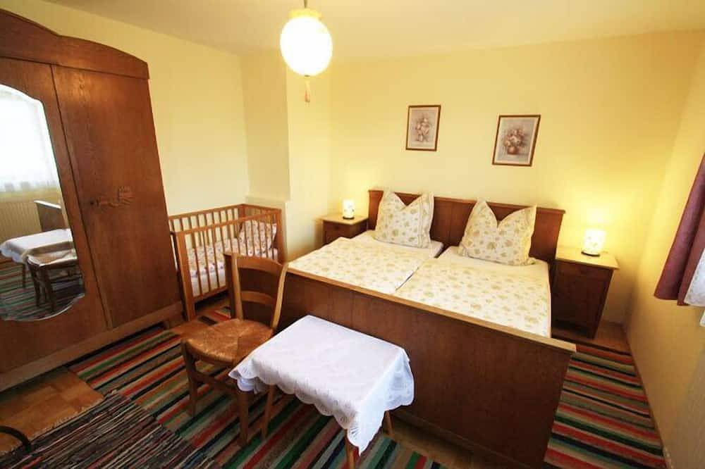 Ganze Wohnung, Ferienwohnung Staufen bis 4 Personen, 2 Sz, Balkon mit Bergblick, 50 qm in Kirchanschöring, Rupertiwinkel